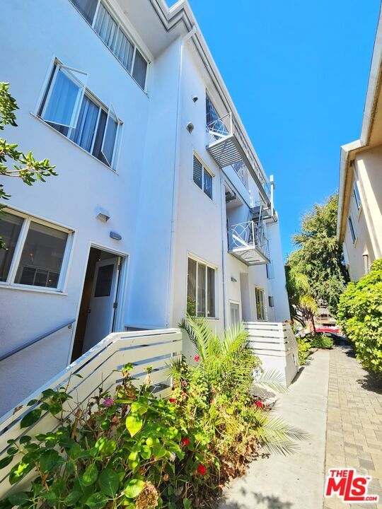 Building Photo - 142 San Vicente Blvd
