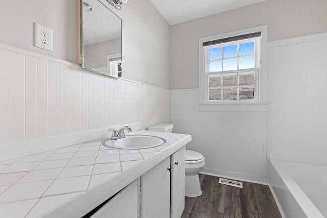 Building Photo - Spacious beautiful 4-bedroom 1 bath home