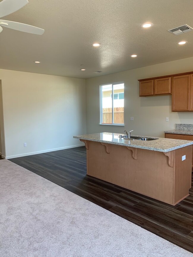 Building Photo - Spacious & Stylish 3 Bed, 2 Bath Home  Des...