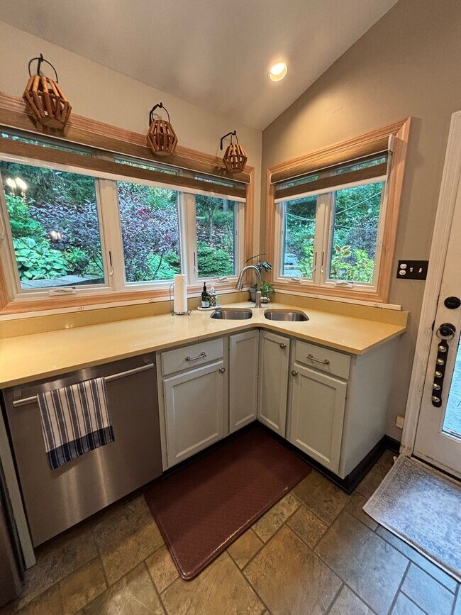 Building Photo - Beautiful 4 Bedroom Home In Mt. Lebanon!
