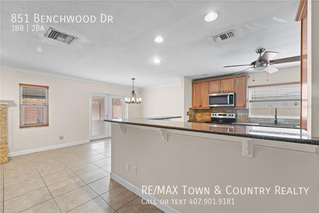 Building Photo - 851 Benchwood Dr