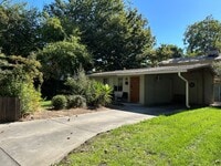 Building Photo - 2 bd 1 ba with off-street parking