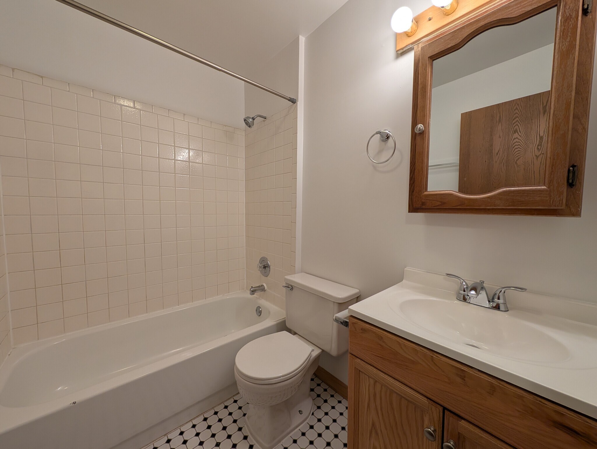 Building Photo - 813 W Cornelia Ave