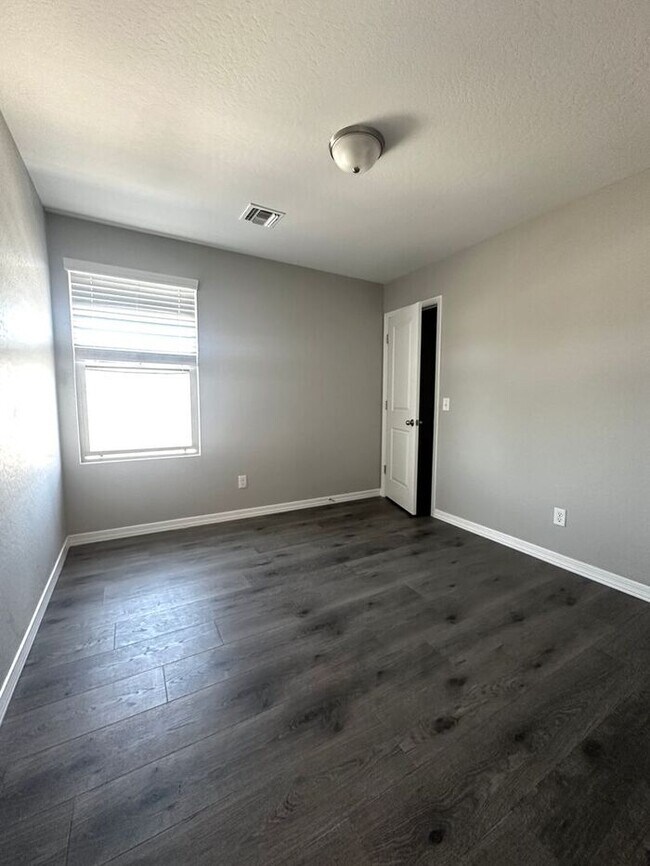 Building Photo - Mission Royal Resort Living Community! 5bd 3ba! Golf Course & Water Park!