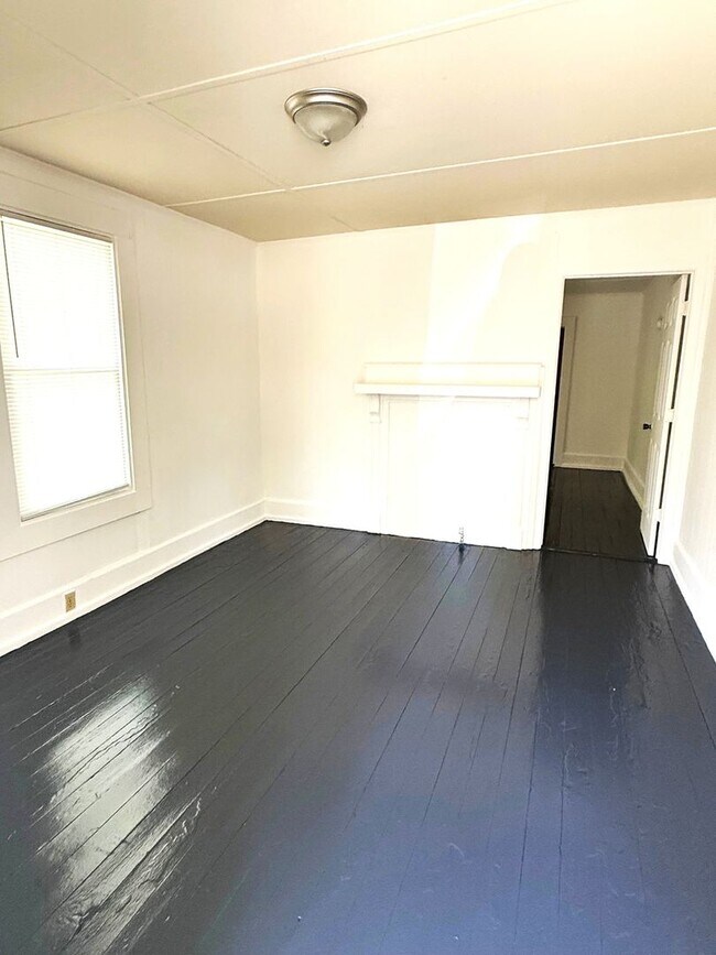 Building Photo - 1500 W 4th St