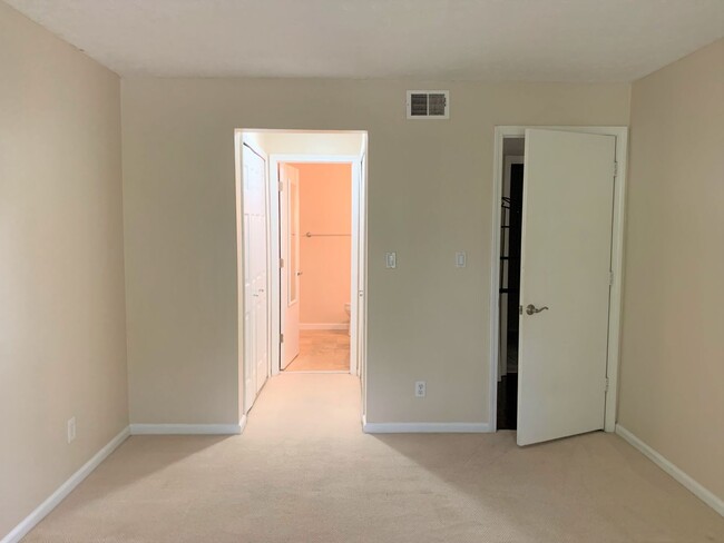 Building Photo - Beautiful 2 Bedroom Prospect Condo