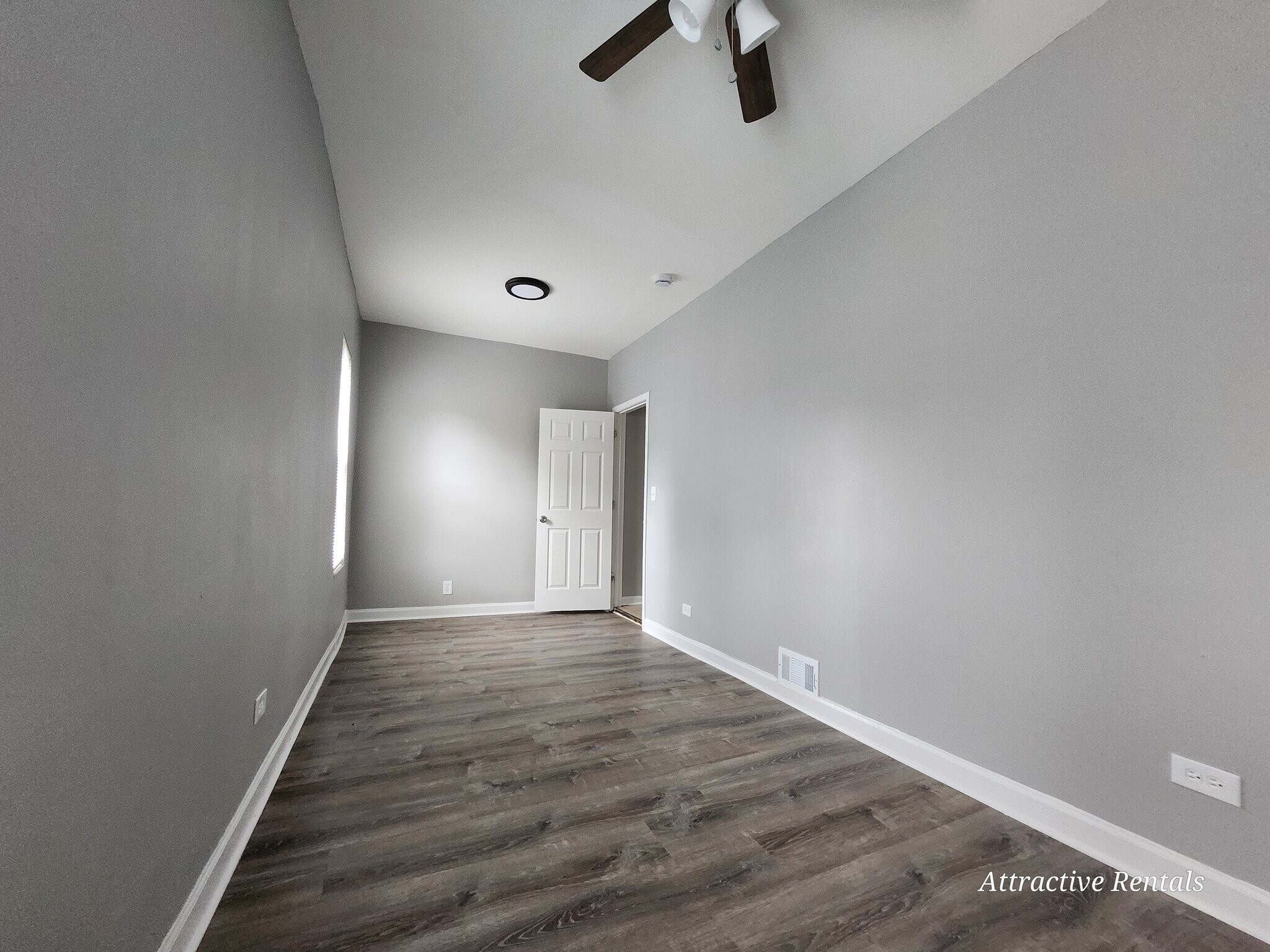 Building Photo - 707 E 92nd Pl