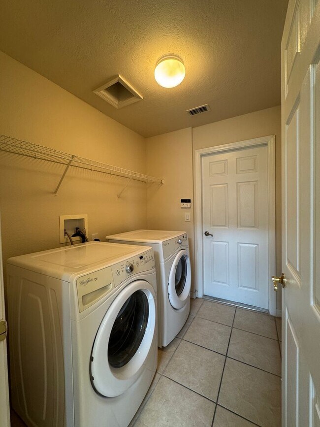 Building Photo - Spacious house with 6 bedrooms and 4.5 bathrooms to call home