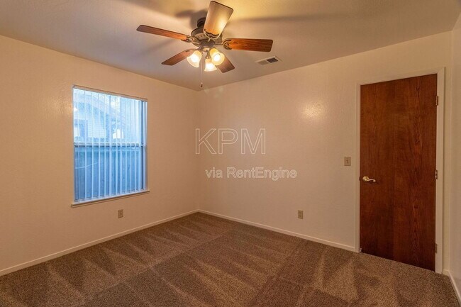 Building Photo - 325 E Mariposa Ave