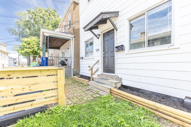 Primary Photo - 974 Manton Way