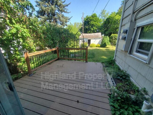 Building Photo - 152 SE Water St