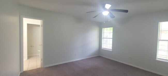 Building Photo - Beautiful 3 bedroom/2 bath with fireplace ...