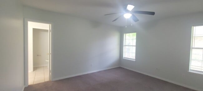 Building Photo - Beautiful 3 bedroom/2 bath with fireplace and huge covered back patio!