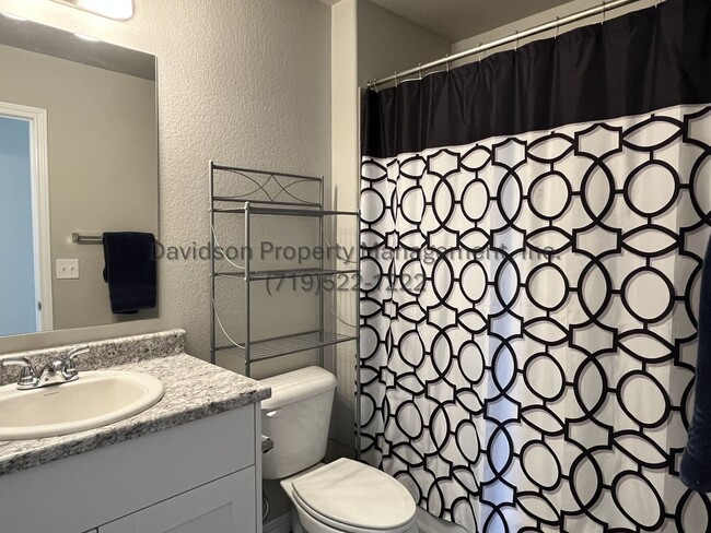 Building Photo - Stunning Townhouse Located in Northeast Co...