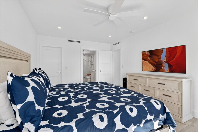 Building Photo - 1000 Lowry St