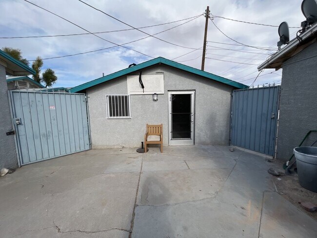 Building Photo - ALL UTILITIES INCLUDED STUDIO CENTRALLY LO...