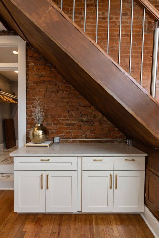 Building Photo - 152 E McMicken Ave