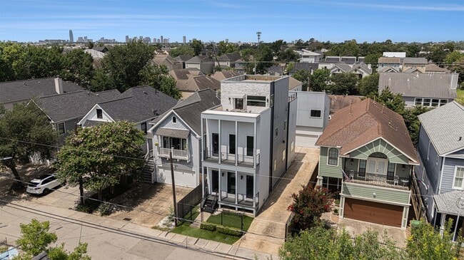 Building Photo - 925 Herkimer St