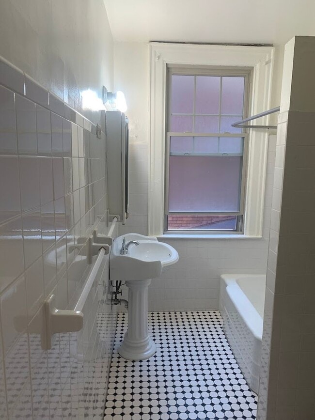 Building Photo - Spacious Two Story duplex on Walnut Street!