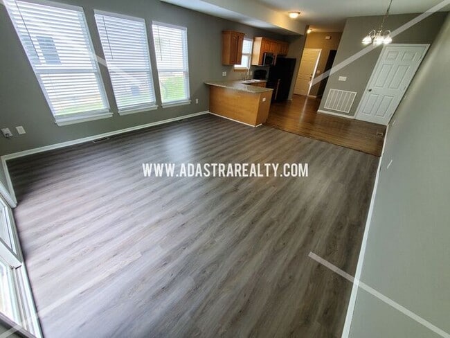 Building Photo - Spacious Townhome in Piper School District...