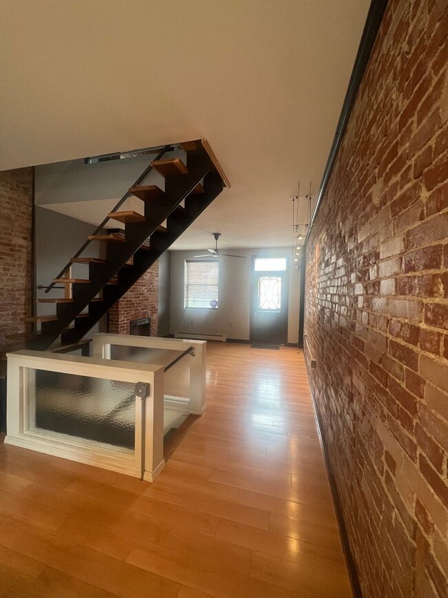 Building Photo - Stylish 2-bedroom modern townhome in the S...