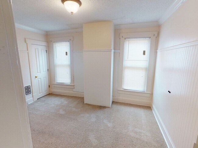 Building Photo - 166-168-168 E 11th Ave