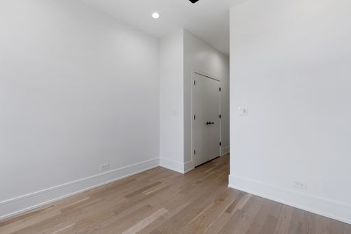 Building Photo - 7729 N Eastlake Terrace