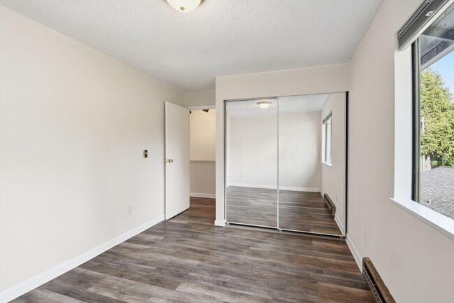 Building Photo - 2Bd/1.5Ba Bellevue Townhouse