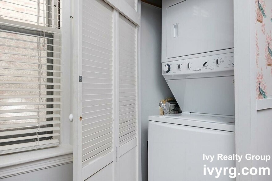 Building Photo - 70 Phillips St