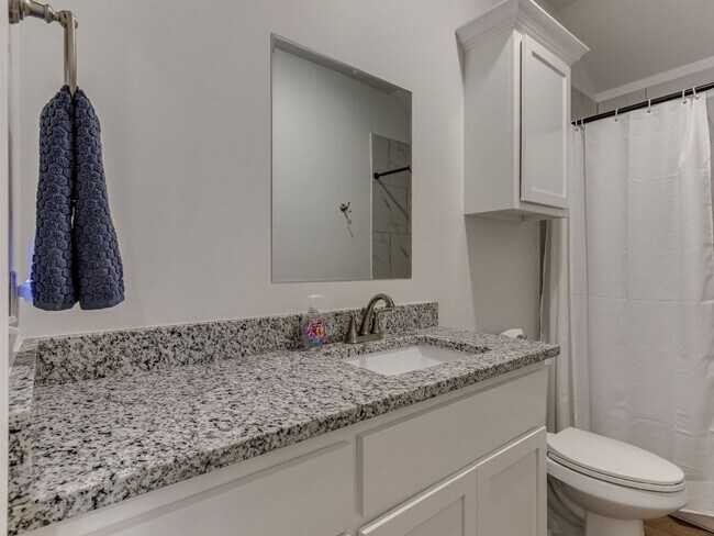 Building Photo - Cozy 3-Bed Retreat in Yukon - Fully Furnished & All Utilities Included