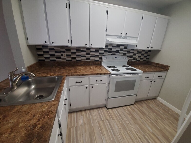 Building Photo - 2570 W 67th Pl