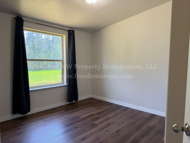 Building Photo - 1411 SE Fireweed Rd