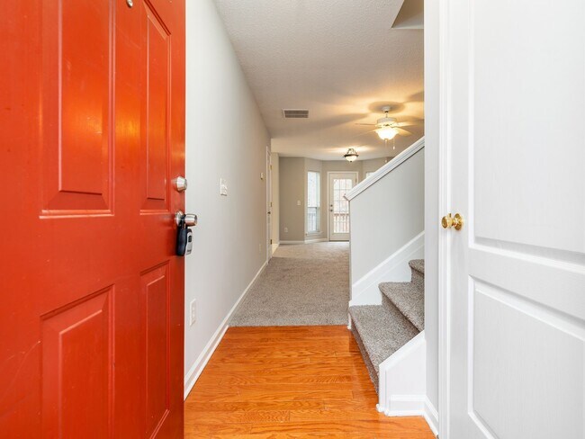 Building Photo - 2 Bedroom 2 Bath Townhome with Unfinished Basement