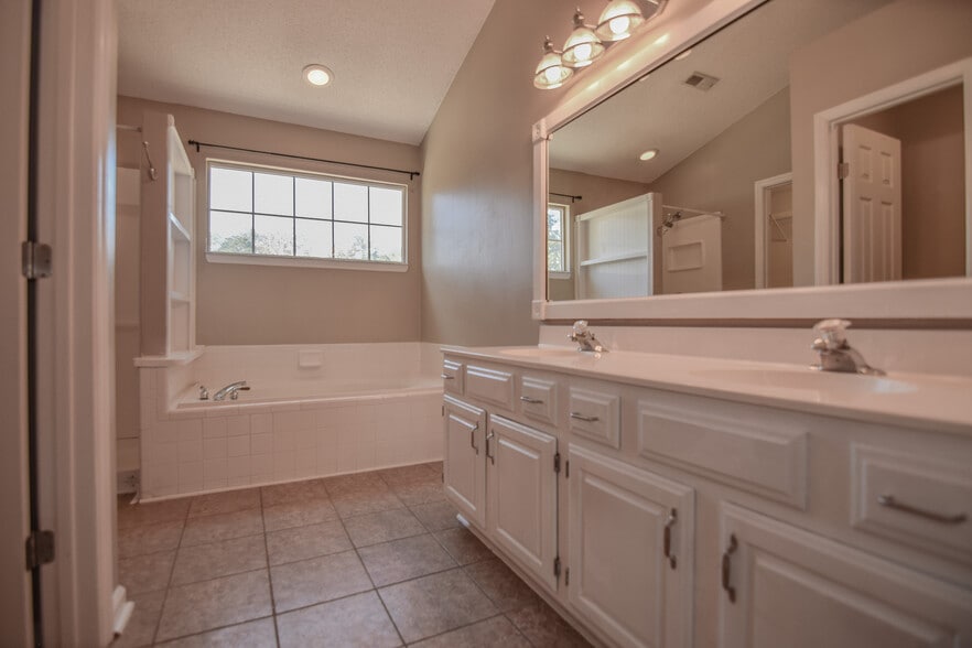 Building Photo - 205 Alydar Ct