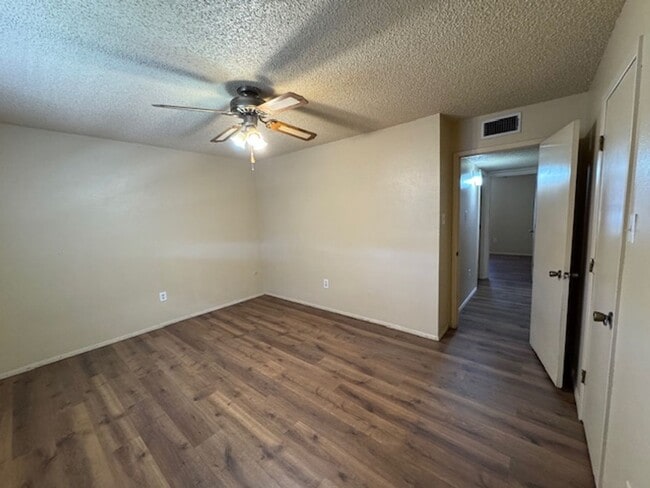 Building Photo - Spacious Newly Remodeled 3 Bed! Sandia Sch...