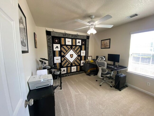 Building Photo - Beautifully Maintained Home in Prime Savannah Location