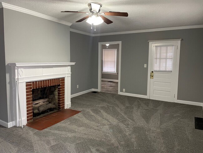 Building Photo - 3 BED, 1 BATH HOME, $1,300 MONTH, $1,300 DEPOSIT!!