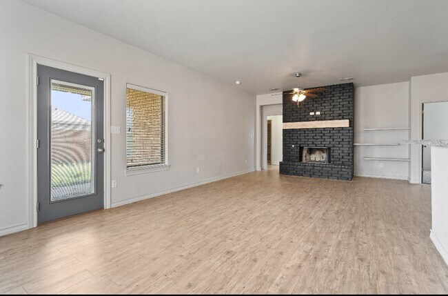 Building Photo - 4 bed 2 bath in North Pointe now available