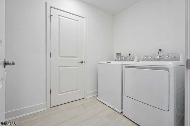 Building Photo - 52 Eastwood Ter