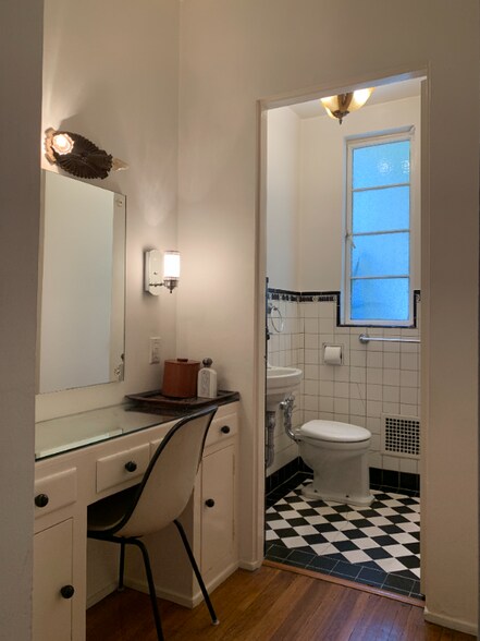 Building Photo - 520-522 N Rossmore Ave