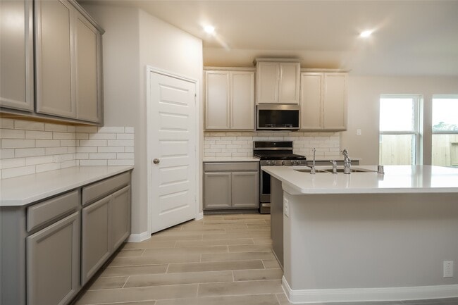 Building Photo - 610 Ellwood Terrace Ln