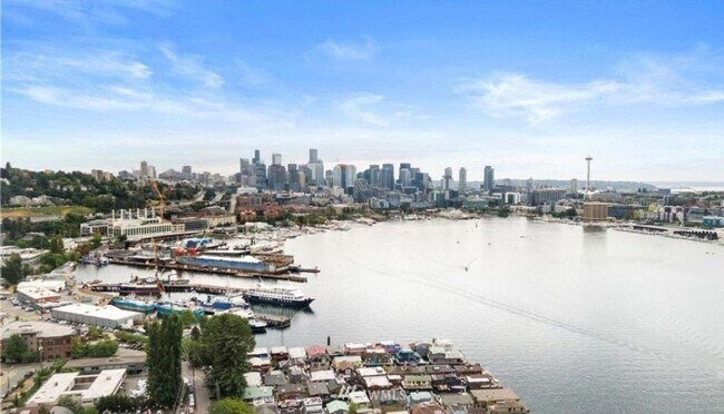 Building Photo - East Lake Town House