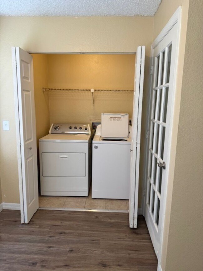 Building Photo - Large one bedroom condominium