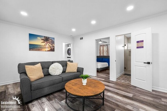 Building Photo - Modern 3Bdm 2Ba Unfurnished Downstairs Uni...