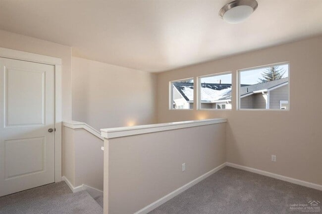 Building Photo - Well maintained home in SE Bend with AC!