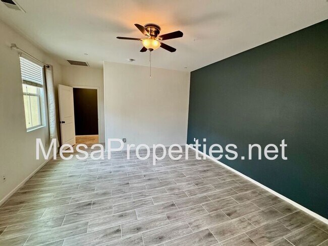 Building Photo - 3134 E La Avenida Dr