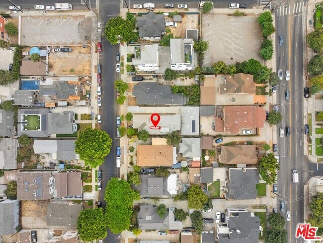 Building Photo - 1220 W 25th St