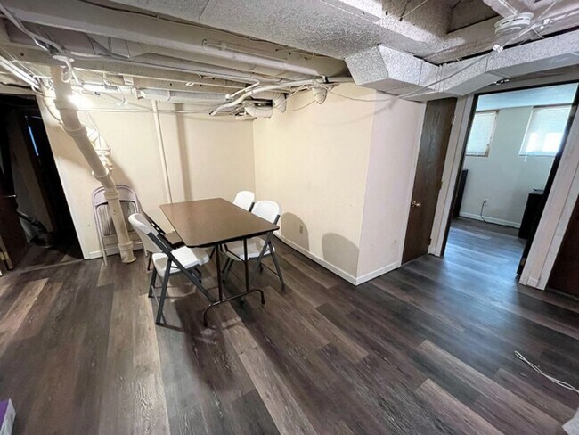 Building Photo - 1318 St James Ct