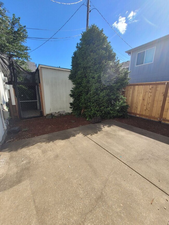 Building Photo - Spacious 1bd, semi-detached apartment for rent in the desirable Jefferson West Side neighborhood....