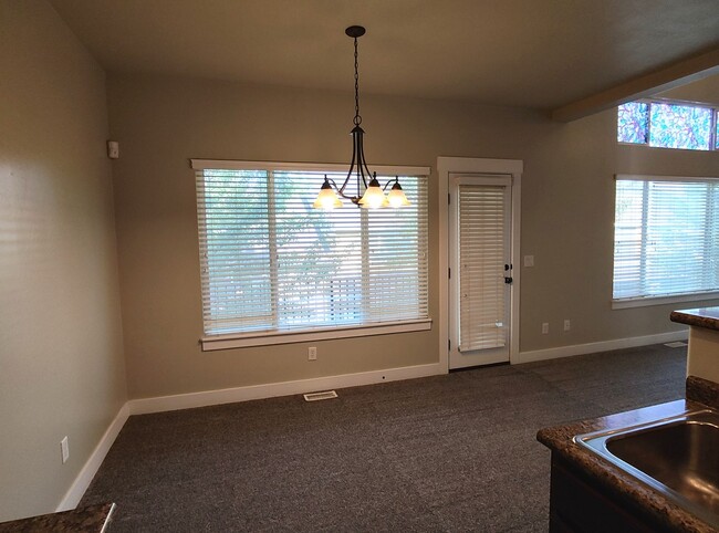 Building Photo - AMAZING CONDO 2 MASTER SUITES 2 CAR GARAGE
